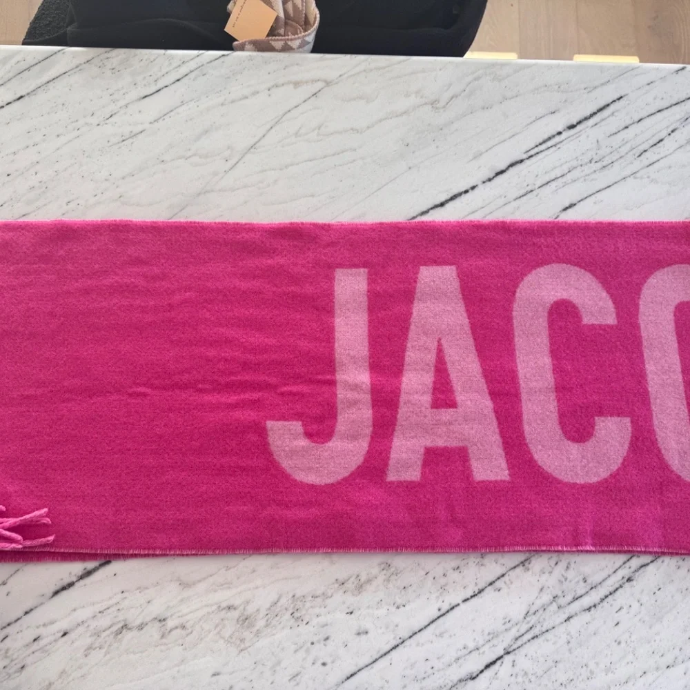 The Jacquemus scarf - Picture 3 of 6